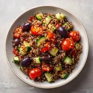 Ensalada Quinoa Mediterr&aacute;nea Fr&iacute;a: Fresca y Nutritiva